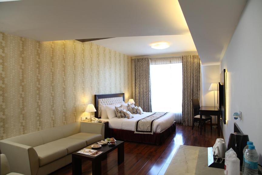 Treehouse Queens Pearl Gurgaon Exterior photo